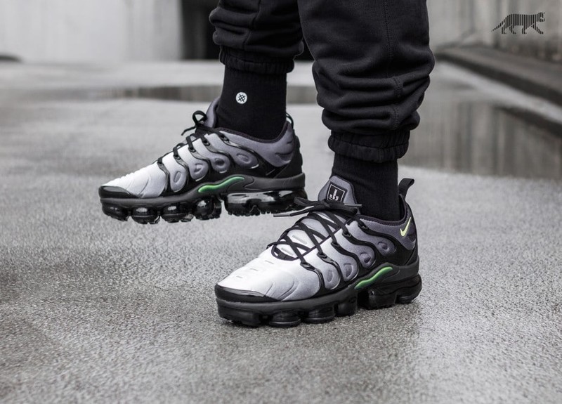 Nike vapormax plus black volt cheap pink